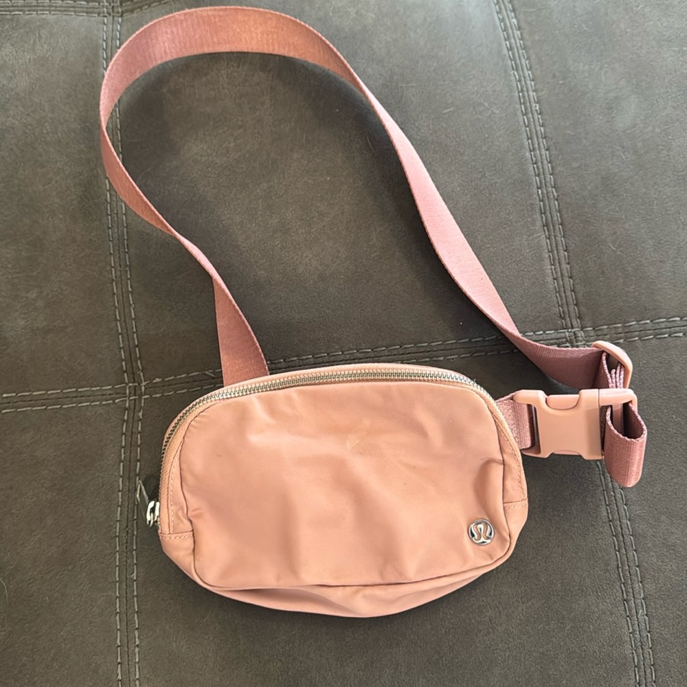 [ LuLuLemon Belt Bag ]